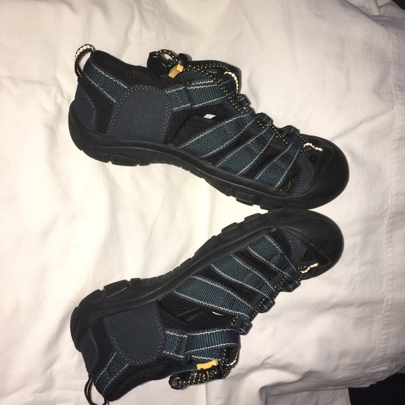 Keen Newport Sandals. Blue. Kids/woman’s size 5 - Picture 4 of 4